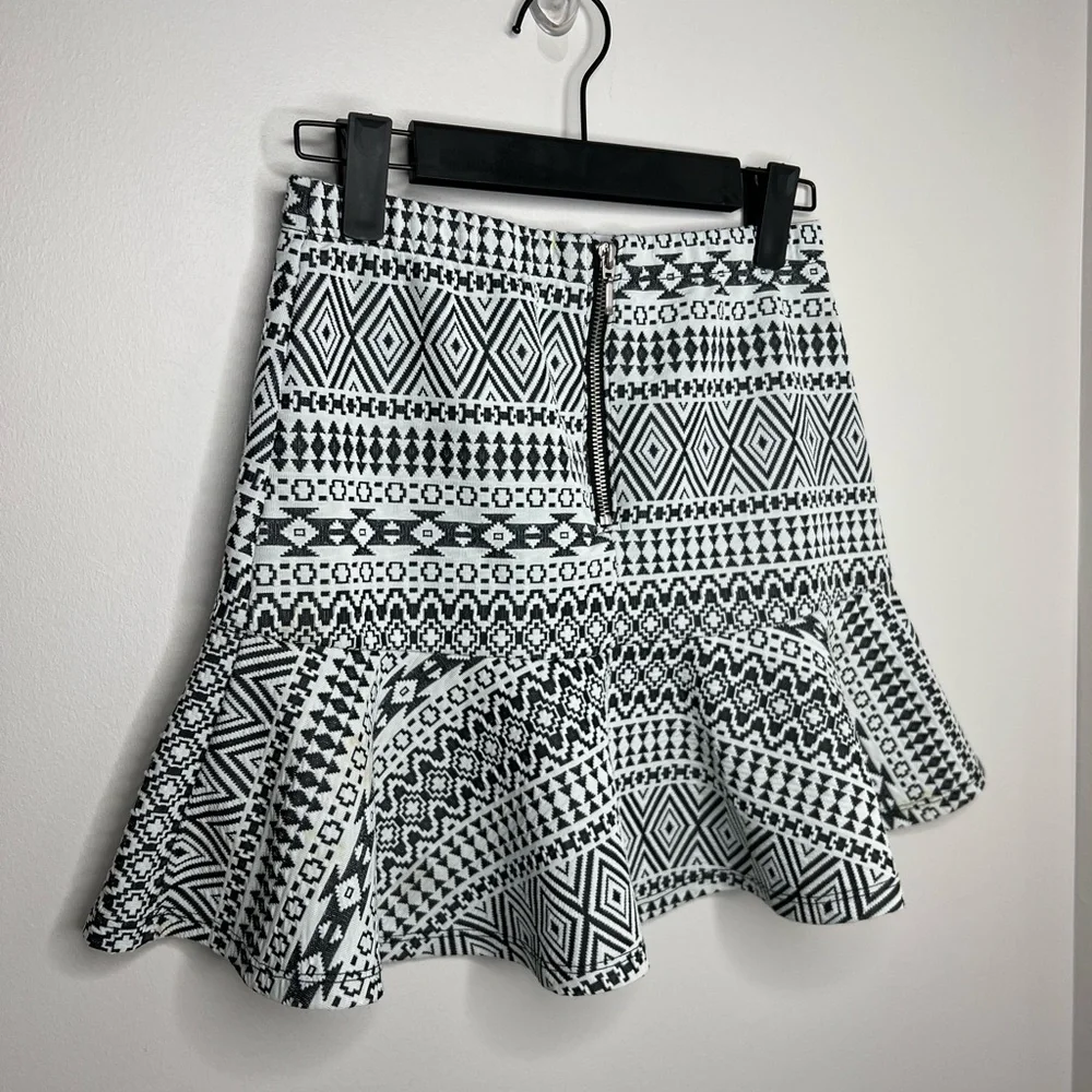 PRINCE by VERA WANG textured trumpet skirt. Size medium. Zip back. Black/white. - Picture 3 of 5